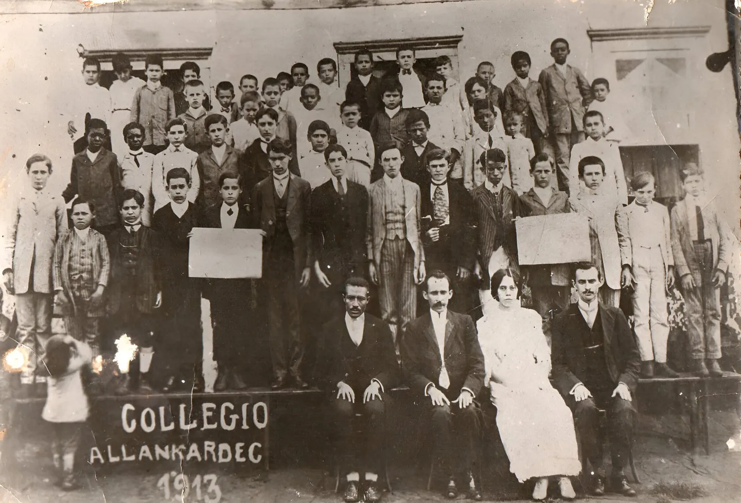 Fotografia antiga de alunos e professores diante do Colégio Allan Kardec, em 1913