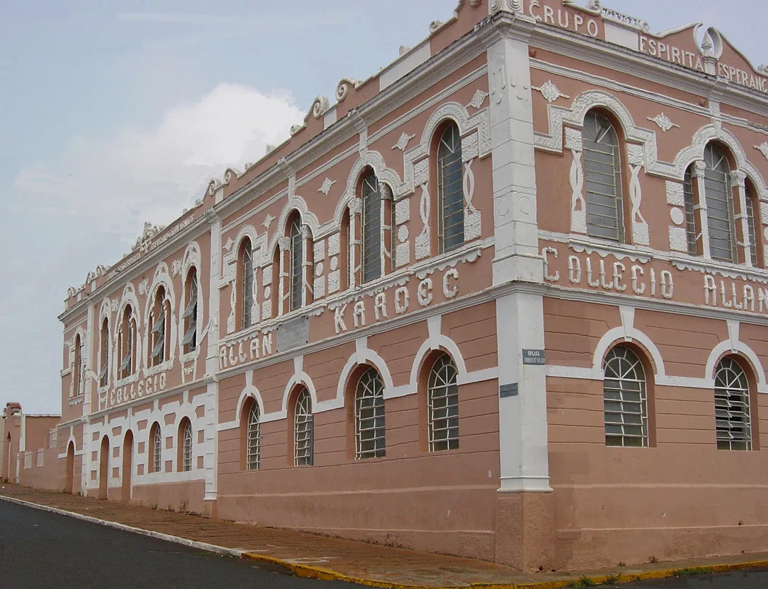 Fachada atual do Colégio Allan Kardec, vista de perto