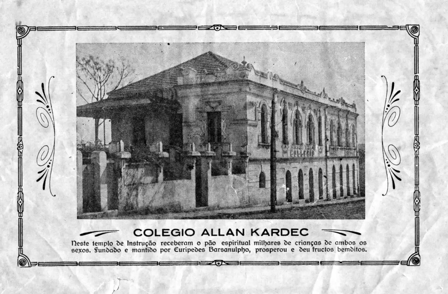 Cartão antigo com fotografia da primeira sede do Colégio Allan Kardec e o texto "Fundado e mantido por Eurípedes Barsanulfo, prosperou e deu frutos benditos"