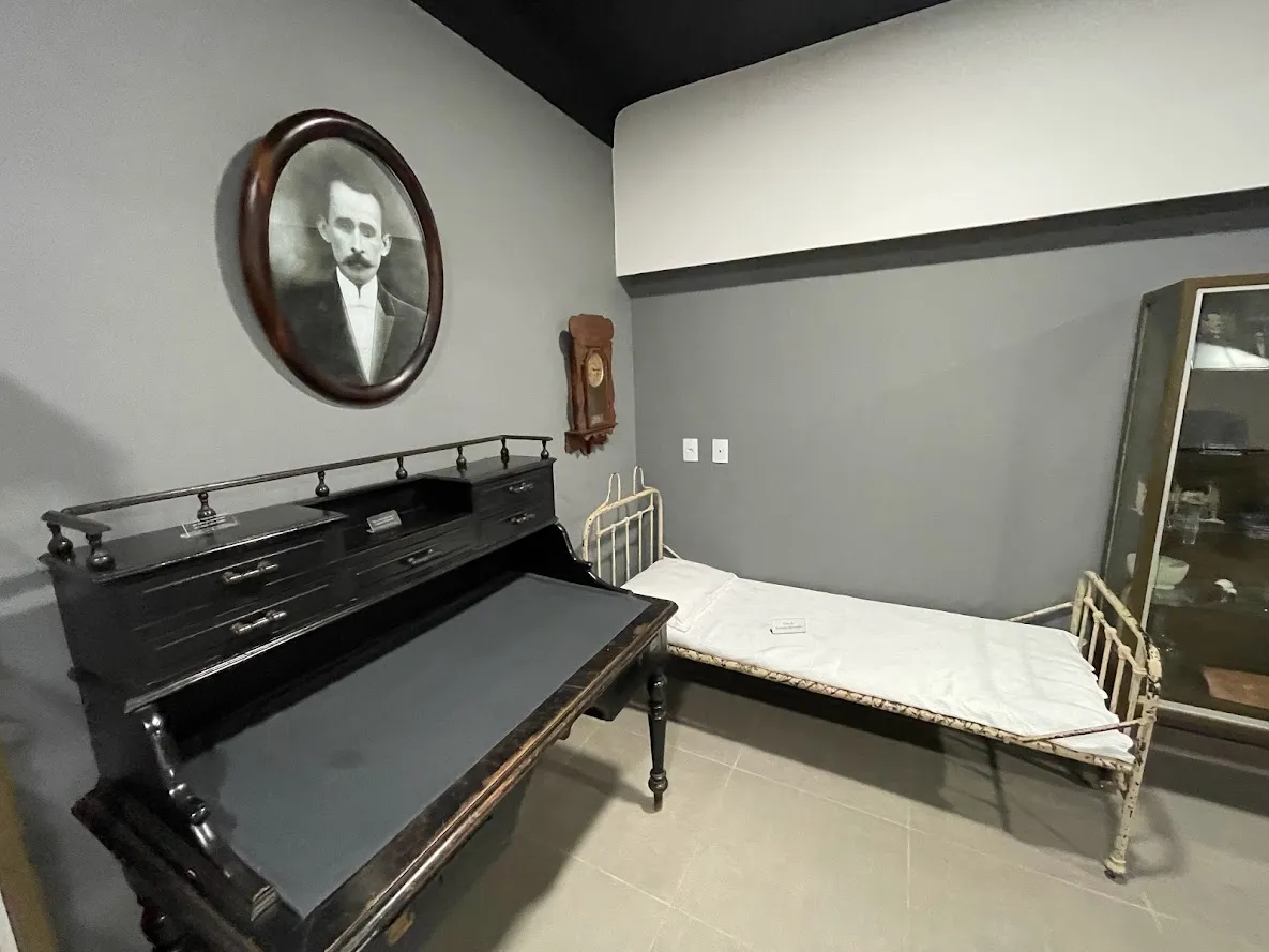Caminho com pérgola e bancos no jardim do Colégio Allan Kardec