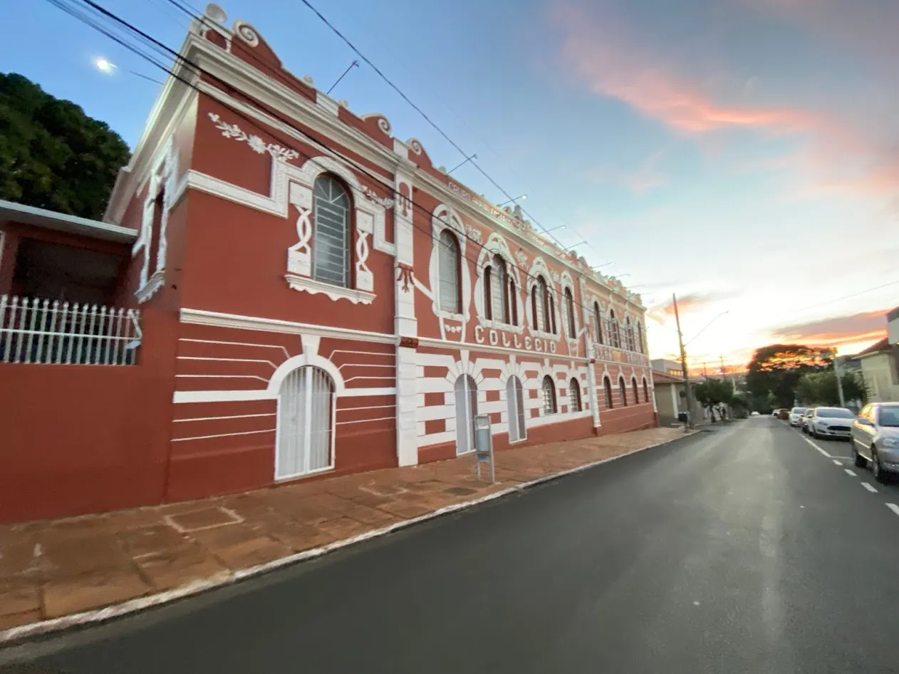 Fachada do Colégio Allan Kardec, vista da rua