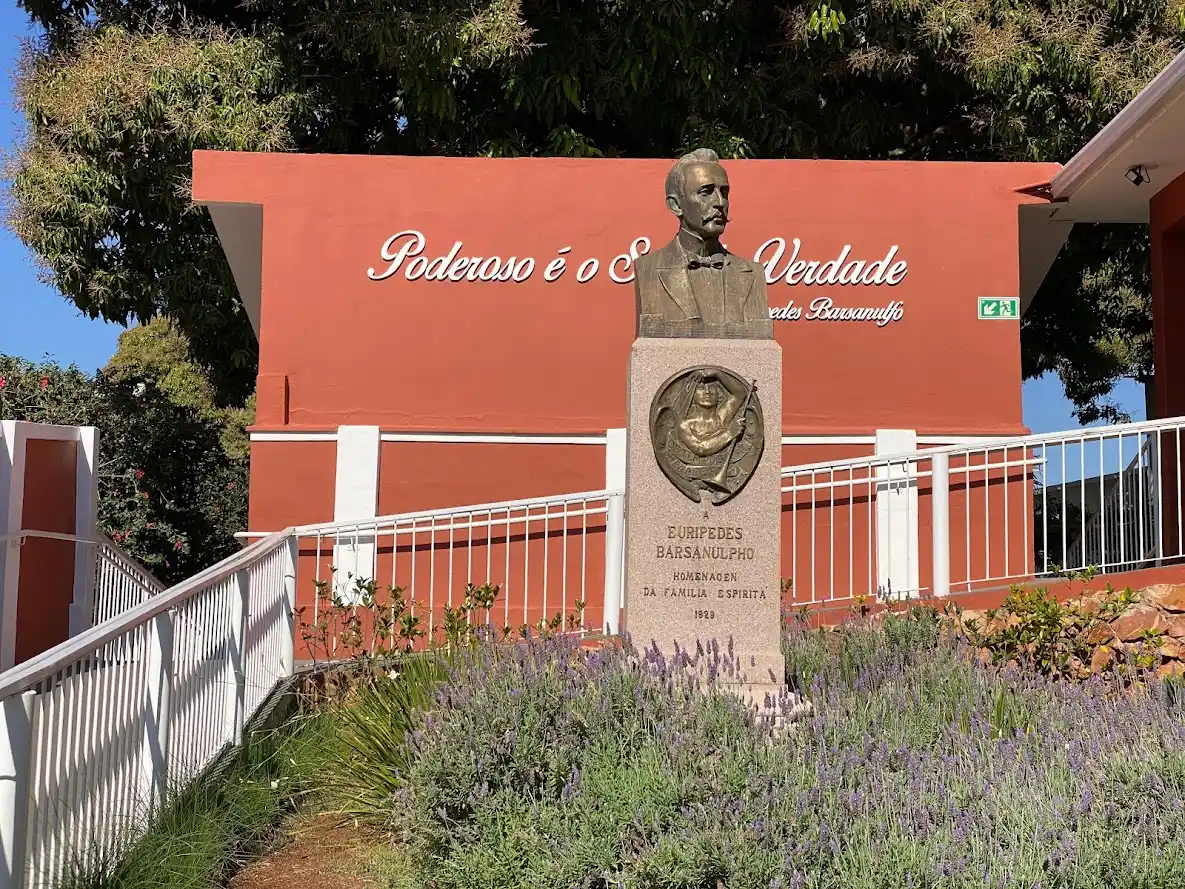 Fachada do Colégio Allan Kardec, com detalhes brancos nas janelas