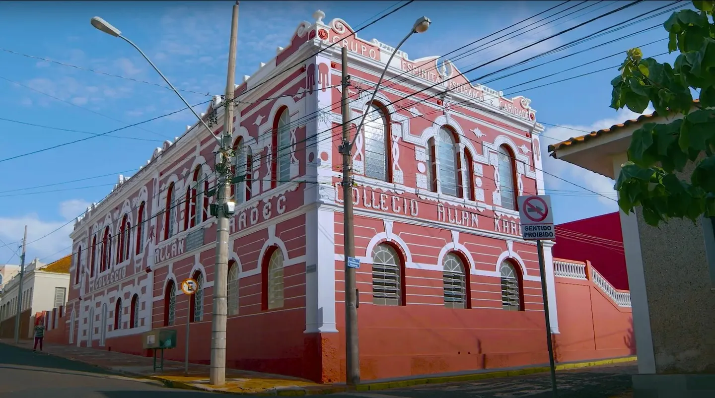 Fachada do Colégio Allan Kardec vista da esquina, com postes de iluminação