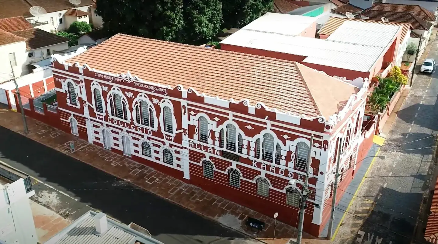 Vista aérea do telhado do Colégio Allan Kardec e da rua em frente