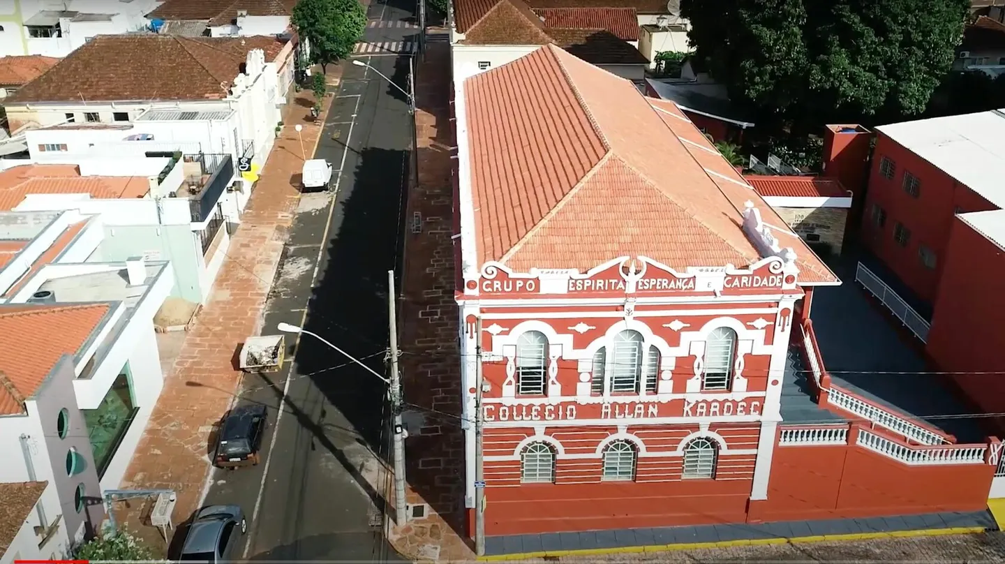 Vista aérea da rua, com o Colégio Allan Kardec à direita