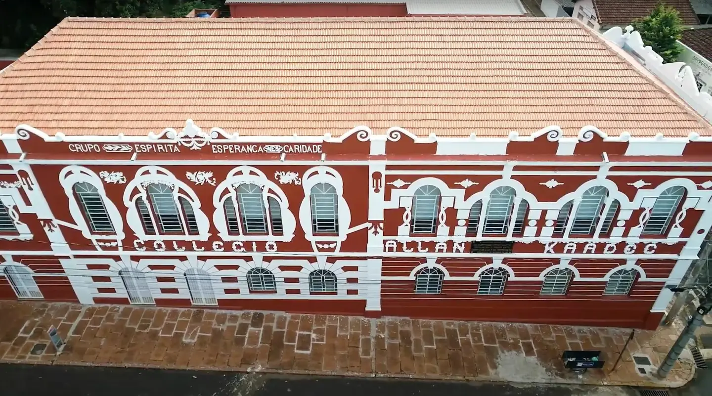 Fachada do Colégio vista do alto, com a inscrição Grupo Espírita Esperança e Caridade
