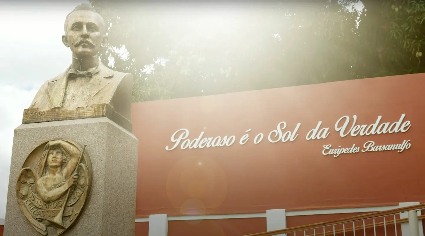 Busto de Eurípedes Barsanulfo ao lado da frase Poderoso é o Sol da Verdade