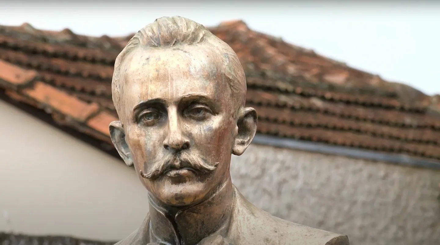 Detalhe do busto de Eurípedes Barsanulfo, com o telhado do Colégio ao fundo