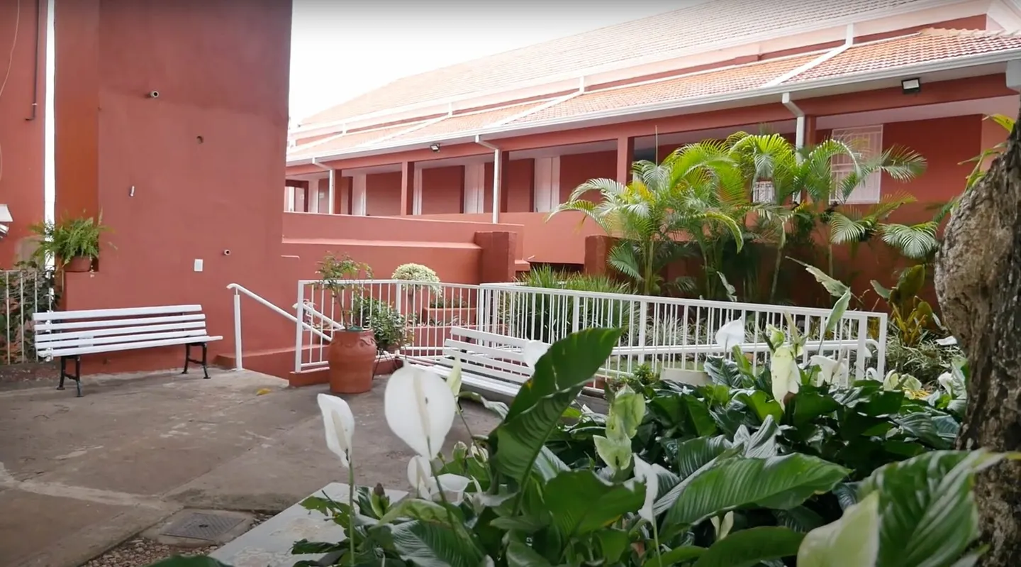 Pátio interno com bancos e jardim